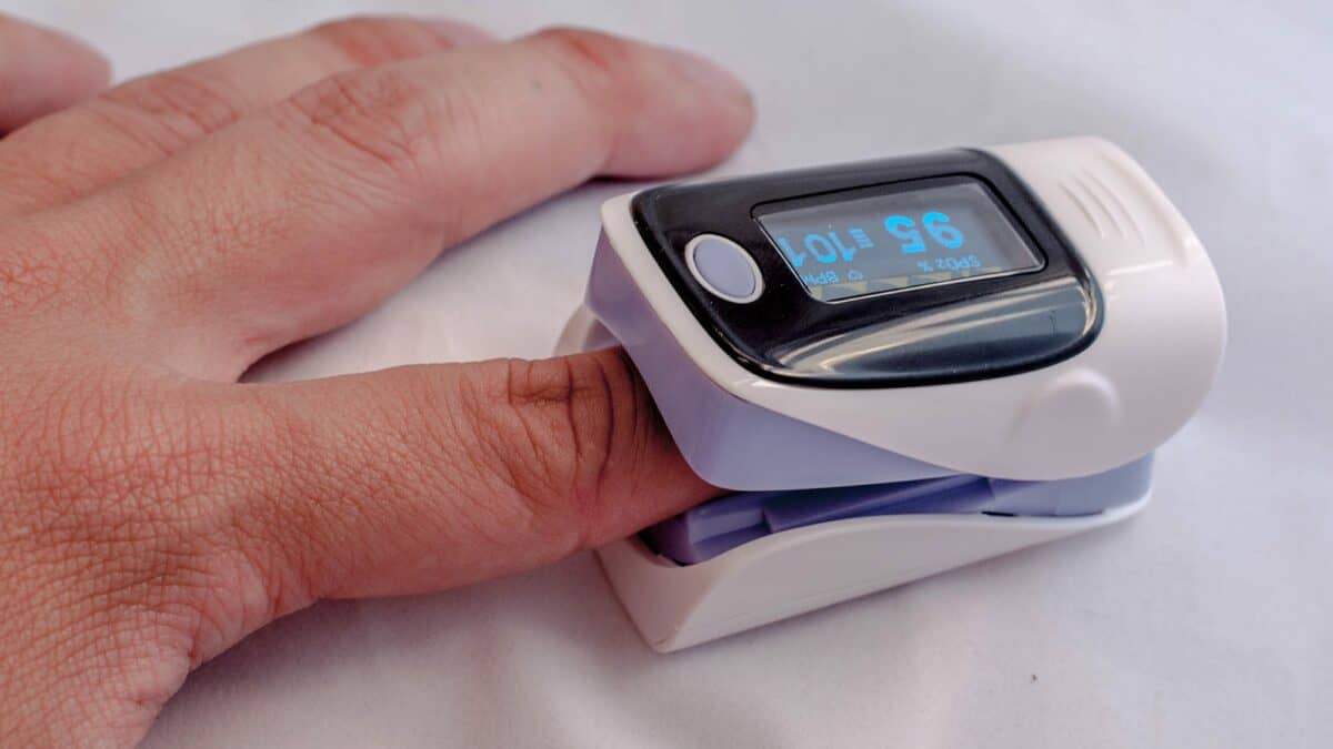 Pulse oximeter continuous monitoring with alarm